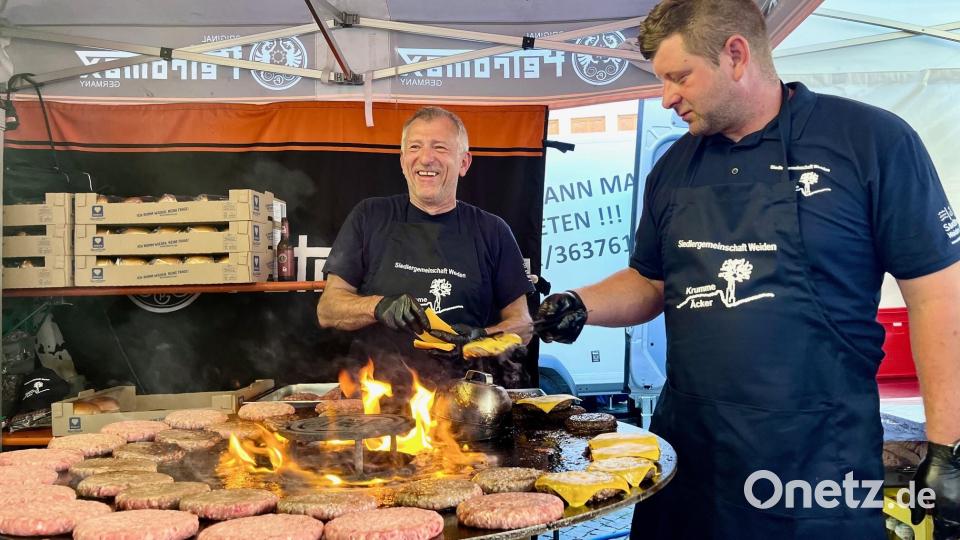 Deftige Burger gibt es auch. Bild: Gabi Schönberger