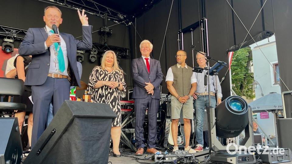 Oberbürgermeister Jens Meyer begrüßte auf der Bühne am Oberen Markt die Besucherinnen und Besucher. Mit dabei auch Vertreter der Weidener Partnerstädte. Bild: Gabi Schönberger