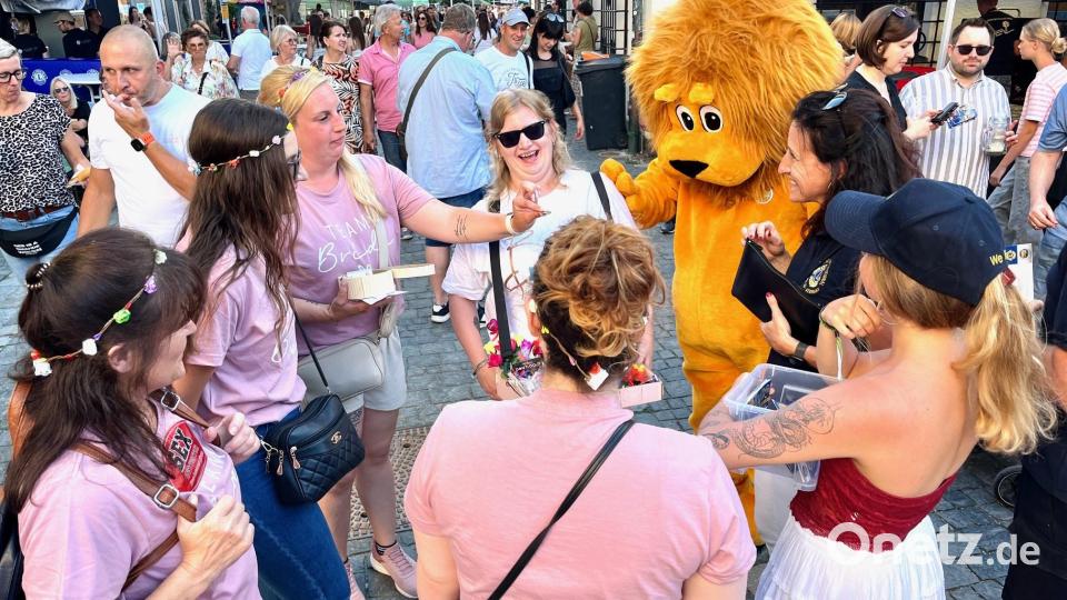 Bei dem sonnigen Wetter ist das Bürgerfest in Weiden ein guter Platz, um Junggesellinnenabschied zu feiern. Bild: Gabi Schönberger