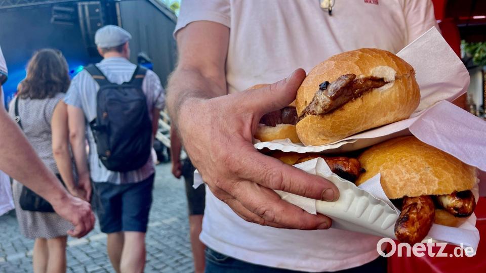 Verhungern wird am Bürgerfest niemand. Klassiker, wie Steak- und Bratwurstsemmel gibt es an fast jeder Ecke. Bild: Gabi Schönberger