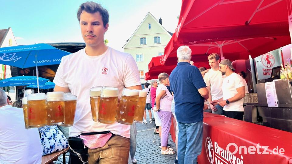 Am Oberen Markt gibt es dieses Jahr zum ersten Mal Bier aus Irchenrieth: Die Brauerei Molter schenkt aus. Bild: Gabi Schönberger