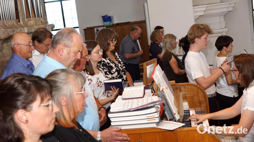 Der Kulmainer Kirchenchor unter Leitung von Stephanie Wöhrl an der Orgel gestaltete einmal mehr mit hohem Anspruch den Gottesdienst. Verstärkt wurde er durch Bariton Valentin Koch (3.v.r.). Bild: Bernhard Kreuzer
