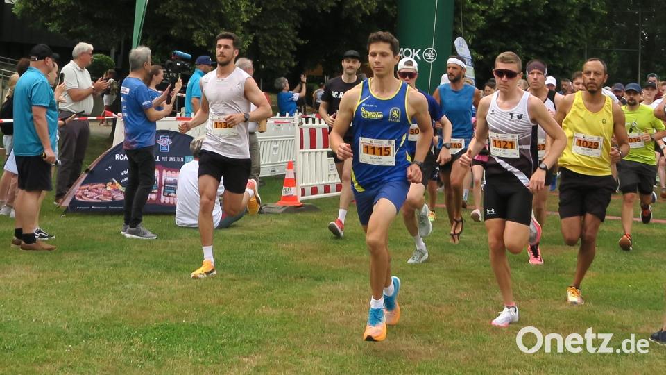 Start des Hauptlaufes mit 161 Teilnehmern: Der Sieger gewann den 5000-Lauf in hervorragenden 15:40 Minuten. Bild: Hirsch