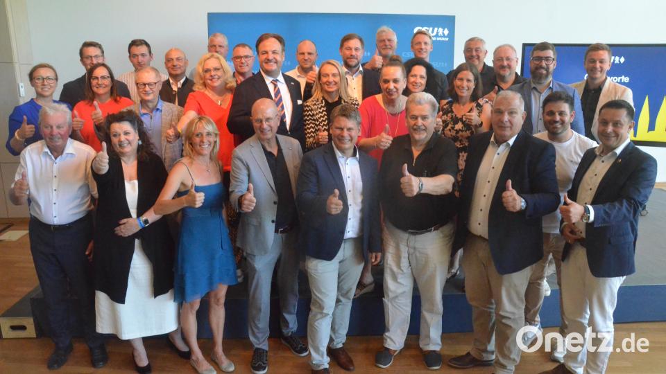 Mit diesem Team um Benjamin Zeitler (vorne Mitte) will die Weidener CSU im März 2026 die Stadtratsmehrheit ausbauen und den OB-Posten zurückgewinnen. Bild: Kunz