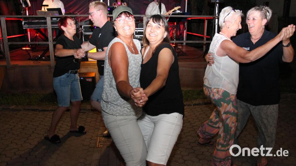 Beim Weinfest am Abend darf zu den Klängen der &quot;Tropics&quot; auch das Tanzbein geschwungen werden. Bild: pi
