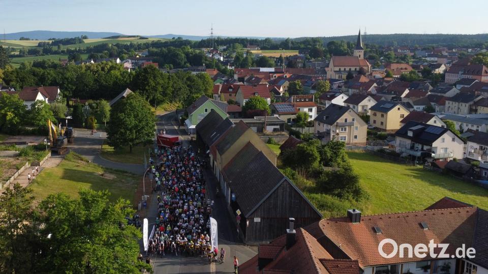Früh um 7 Uhr über den Dächern von Windischeschenbach. An der Schule machen sich die ersten Radfahrer auf die 216-Kilometer-Strecke auf. Luftbild: Alexander Harrer