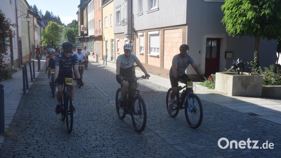 Im 26. Jahr der Radtour geht es das erste Mal durch die Hauptstraße. Bild: fz