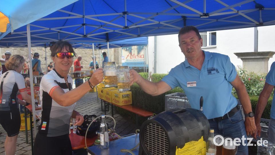 Der Rudi, seit Jahren Zapfmeister an der Zoigl-Tankstelle in Falkenberg, freut sich über viele bekannte Gesichter, hier Marianne. Prost mit einem Radlerzoigl. Bild: fz