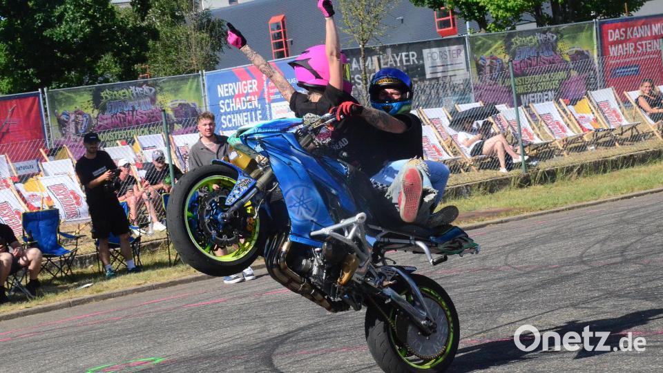 Zwei auf einem Motorbike: Solche Stunts sind beim Broken-Head-Festival in Weiden die beliebtesten Fotomotive der Zuschauer. Bild: Kunz