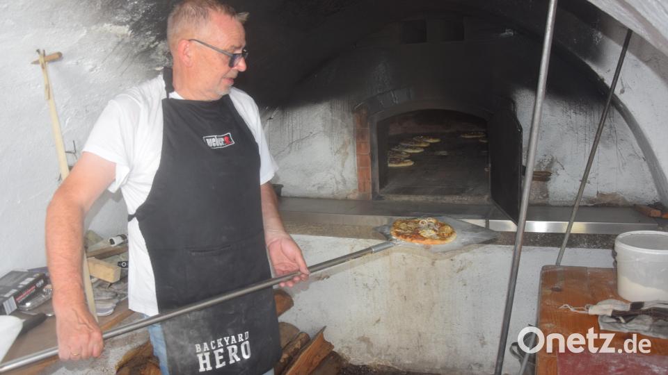 Früh um fünf hab Helmut Fukerider den Backofen angeheizt und nun gibt es den ganzen Tag Leckeres daraus. Bild: fz
