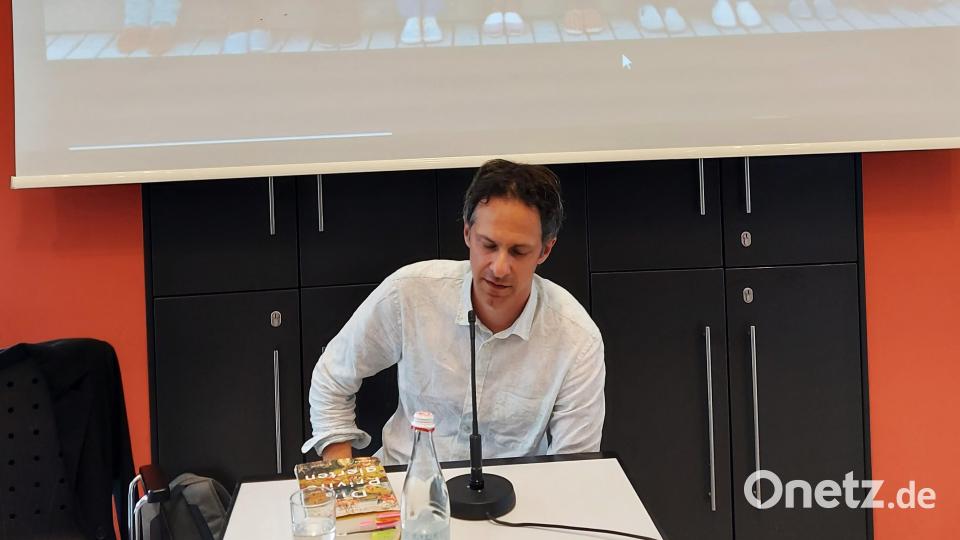 Mit einem Klassenfoto erinnert sich der Autor an seine Grundschulzeit an der Doktor-Eisenbarth-Schule bei Lehrerin Elisabeth Bücherl. Bild: lg