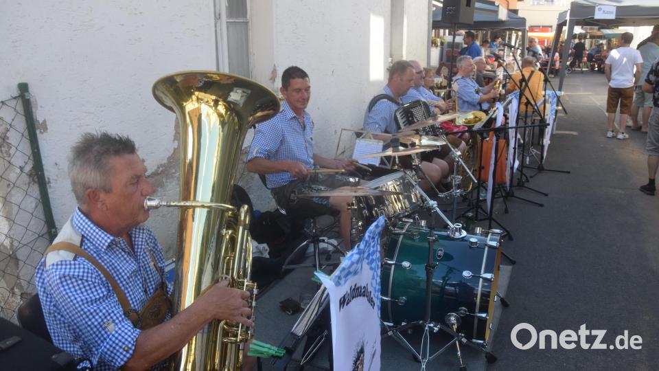 Für Musik in der engen Gasse brauchte es keine Verstärker. Bild: fz