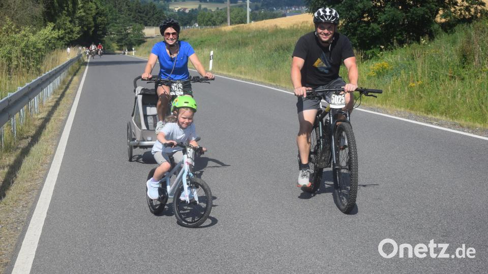 Die Kleine ist mit ihren vier Jahren die jüngste Radlerin. Sie kämpft, aber kurbelt die 18 Kilometer ohne Schaltung. Respekt. Bild: fz