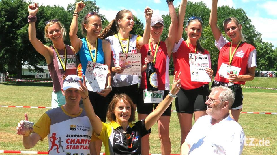 Siegerehrung des Run&amp;Bike-Wettbewerbs bei den Damen: Thomas Fink, Regina Glaser und Oberbürgermeister Andreas Feller (vorne von links) gratulierten. Bild: Hirsch