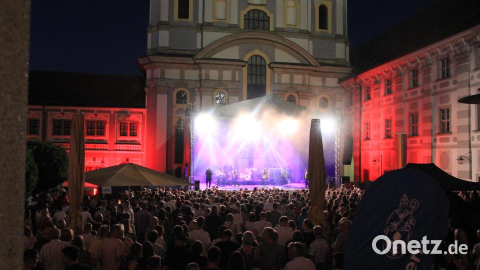 Mit einzigartiger Kulisse, vor der beleuchteten Waldsassener Basilika, lockt das Festival die Gäste. Bild: kro