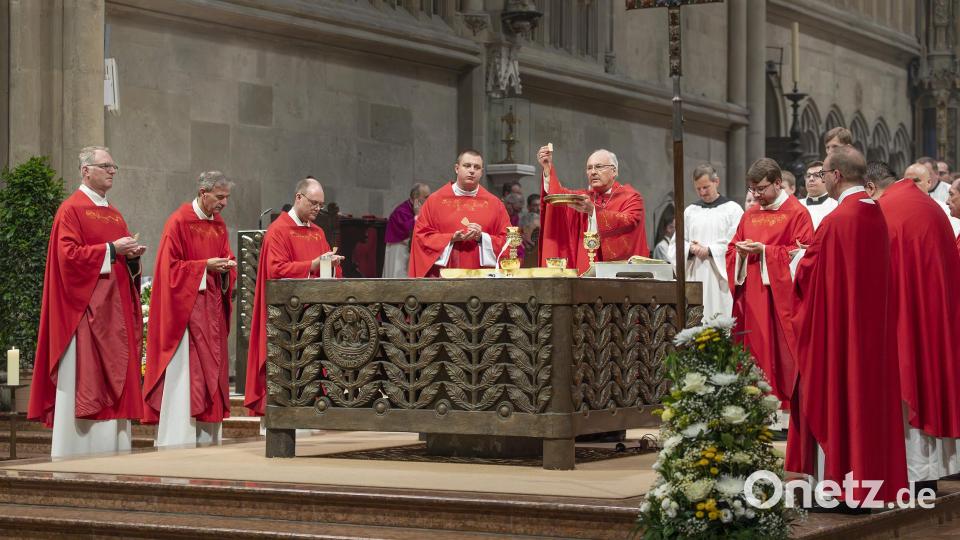 Bischof Rudolf Voderholzer hat zwei junge Männer zu Priestern geweiht. Bild: altrofoto.de