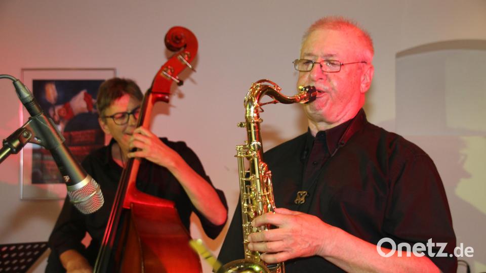 Juri Smirnov (am Saxofon) war 16 Jahre lang Musiklehrer in Pressath. Beim Jazzkonzert erkennt er manchen ehemaligen Schüler im Publikum. Bild: sne