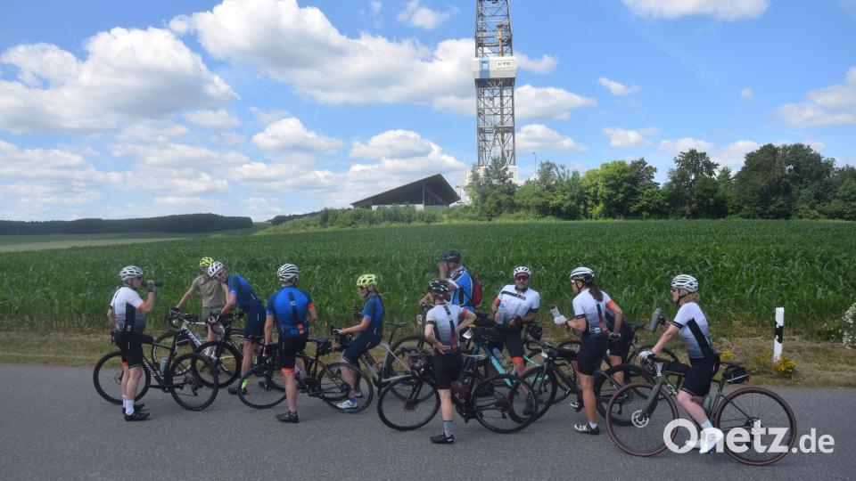 Naabdemenreuth zum Bohrturm hoch war eine Fleißaufgabe, sagen die Radler aus Pirk und schnaufen erst einmal durch. Bild: fz
