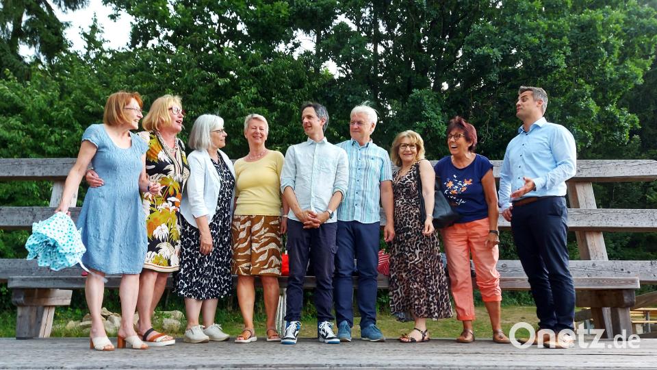 Hoch über Oberviechtach nehmen Bürgermeister Rudolf Teplitzky (rechts) und Vorstandsmitglieder der Freunde der Kunst zusammen mit dem Autor Thomas von Steinaecker (Mitte) auf der Panoramabank markante Punkte der Stadt ins Visier. Bild: lg