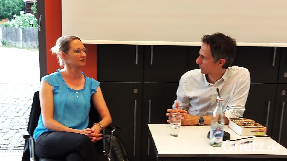 Autorengespräch der Stadtbibliothekarin Heike Hagl mit Thomas von Steinaecker. Bild: lg