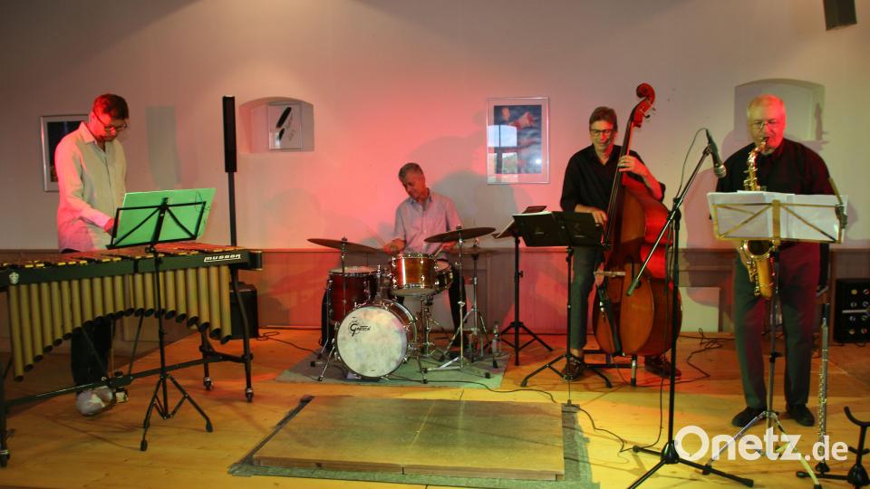 Vor gut 50 Zuhörern spielt die Band ViBop auf sieben Instrumenten. Bild: sne