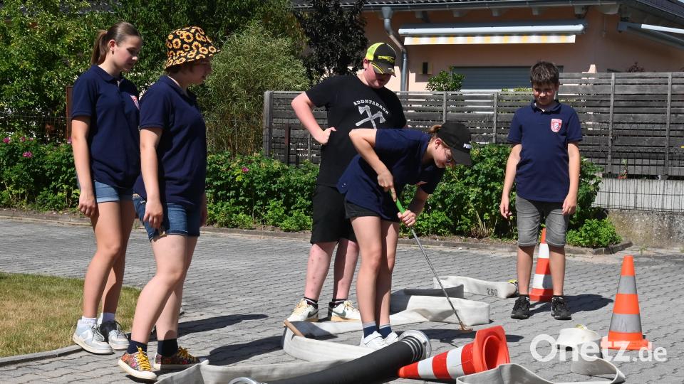 Konzentration war gefragt beim Minigolf, um den kleinen Golfball durchs Rohr und ein Wirrwarr von Schläuchen und Verteilern zu bugsieren. Bild: gf