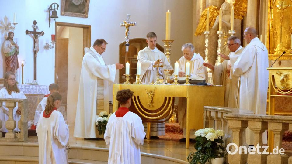 Mit vier Priestern zelebrierte Alois Albersdörfer die Vorabendmesse in der Kulmainer Pfarrkirche Mariä Himmelfahrt. Bild: Bernhard Kreuzer