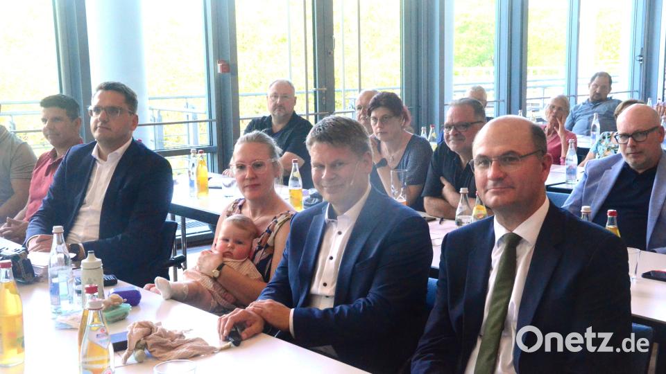 Christian Doleschal (Zweiter von links) Mitglied des Europarats und Finanzminister Albert Füracker (rechts) unterstützten die Weidener CSU bei der Nominierungsversammlung. Bild: Kunz