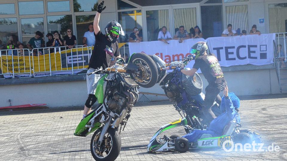 Motorräder mit Kart. Bild: Kunz