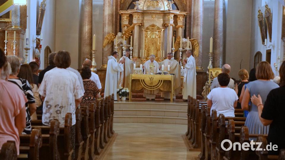 Mit vier Priestern zelebrierte Alois Albersdörfer die Vorabendmesse in der Kulmainer Pfarrkirche Mariä Himmelfahrt. Bild: Bernhard Kreuzer