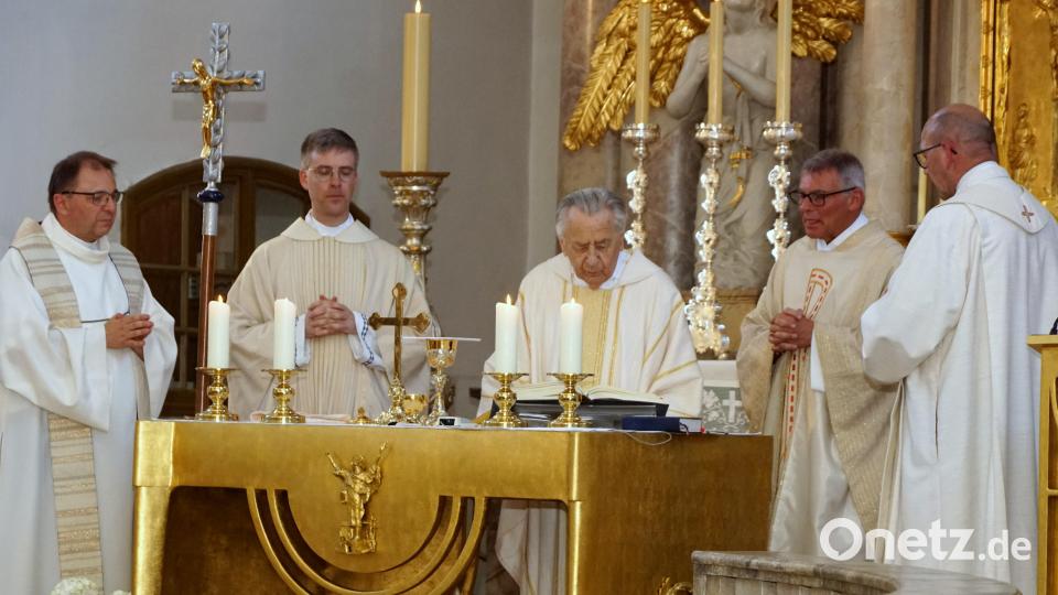 Mit vier Priestern zelebrierte Alois Albersdörfer die Vorabendmesse in der Kulmainer Pfarrkirche Mariä Himmelfahrt. Die Geistlichen Würdenträger (von links): Markus Bruckner, Thomas Kopp, Alois Albersdörfer Josef Eichinger und Christian Burkhardt. Bild: Bernhard Kreuzer
