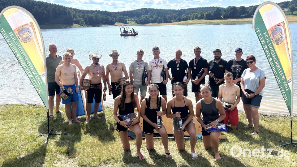 Siegerehrung für das 15. Sautrogrennen auf dem Eixendorfer See: Die besten Teams bekamen Medaillen und Sachpreise. Bild: Elisabeth Stehr