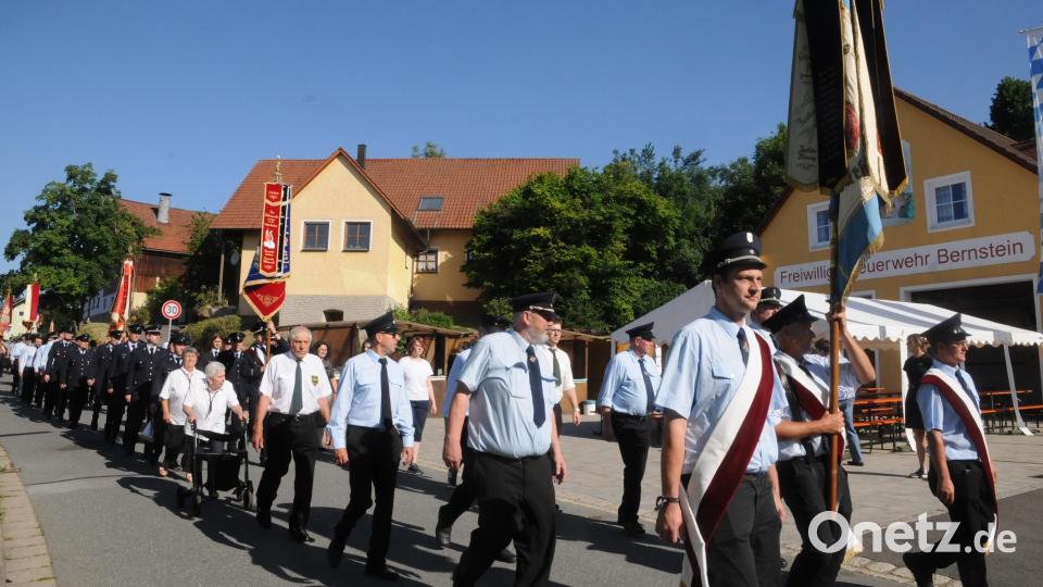 Die vielen Fahnenabordnungen zeigen die große Teilnahme anderer Wehren beim Kirchenzug. Bild: bey