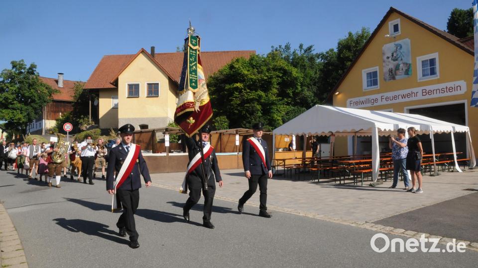 Die Ehrenabordnung der Freiwilligen Feuerwehr Bernstein eröffnete den Kirchenzug. Bild: bey