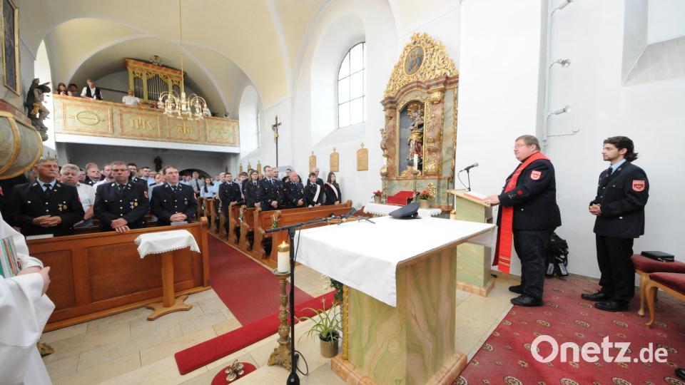 Pfarrer Hubert Bartel legte als begeisterter Feuerwehrmann die Feuerwehruniform an. Bild: bey