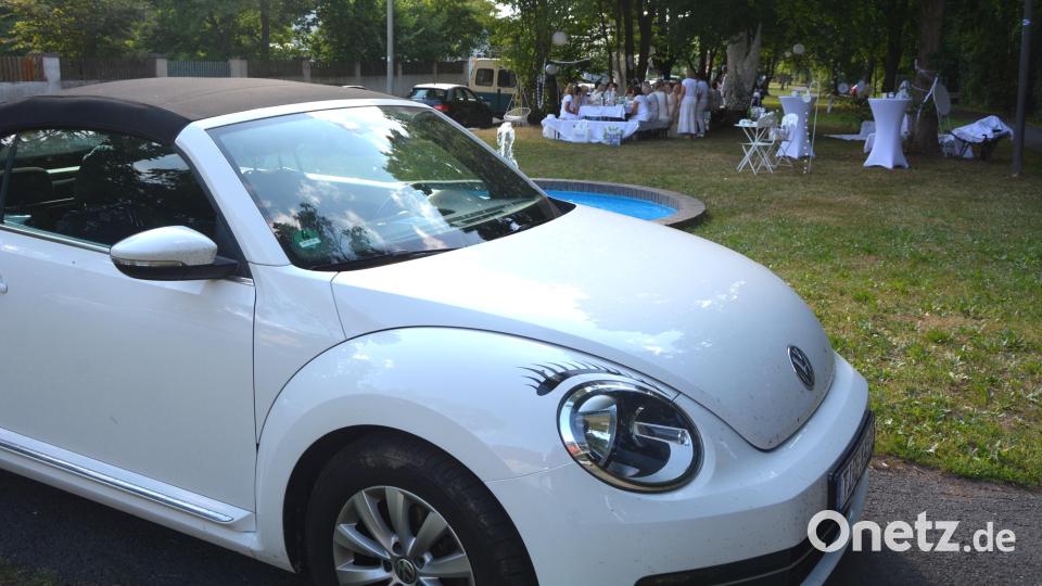 Wörtlich nahmen einige Besucher das „Diner en Blanc“. Sie kamen sogar mit einem weißen VW zum Stadtpark und genossen den Abend. Bild: jr