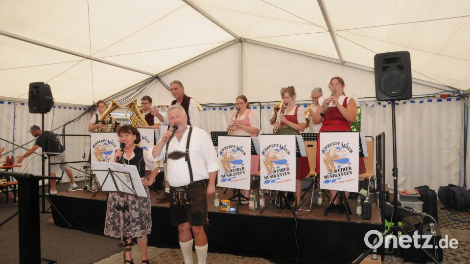 Die &quot;Oberpflälzer Weihermusikanten&quot; begleiteten den Gottesdienst und spielten noch zum Frühschoppen auf. Bild: bey