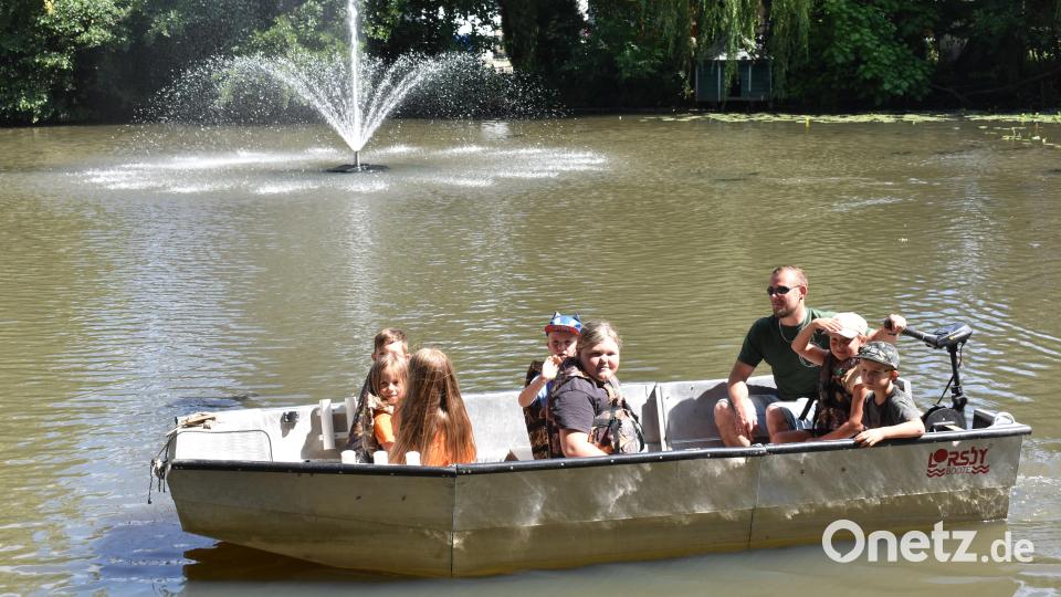 Die Fahrten auf dem Stadtweiher sind der Renner für die Kinder. Bild: rgr