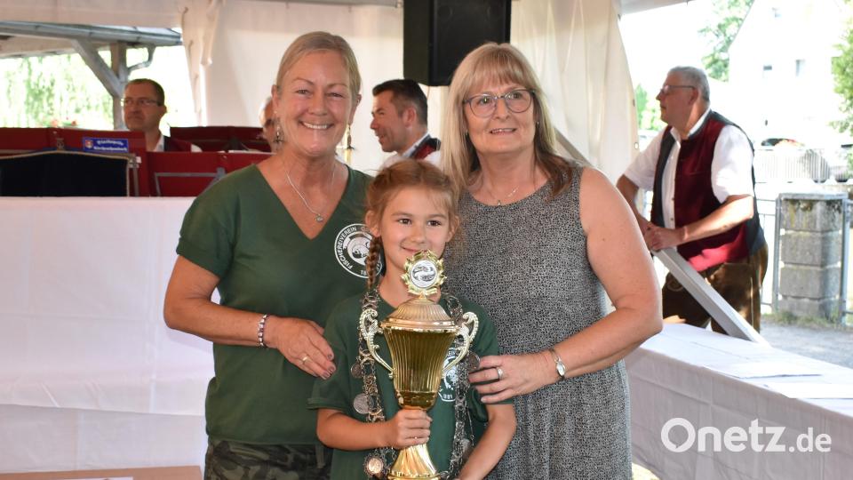 Heuer gibt es mit Emilia Klunk auch eine Jungfischerkönigin. Jugendleiterin Cristi Brewitzer (links) und Zweite Bürgermeisterin und Schirmherrin Anita Heßler gratulierten. Bild: rgr