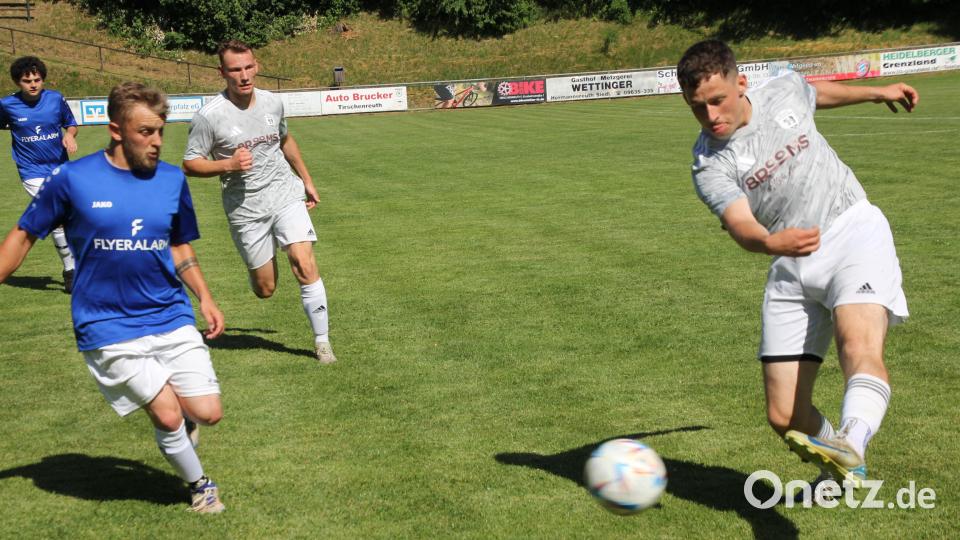 Jonas Zintl (SG Bärnau, rechts) zieht eine scharfe Flanke in den Strafraum. Bild: kro
