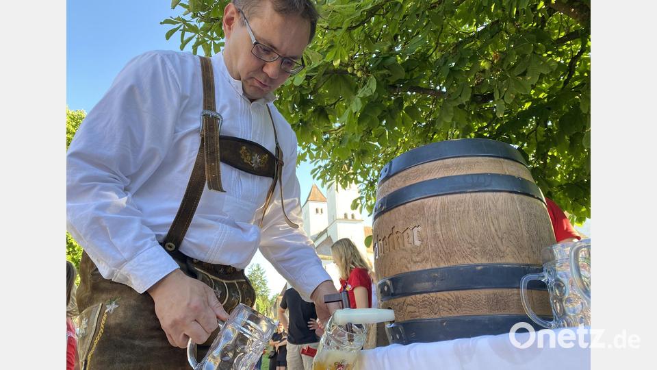 Auf den ersten, kühlen Tropfen mussten die Gäste nicht lange warten, das Anzapfen gelang perfekt, und schnell waren die Krüge gefüllt. Bild: aub