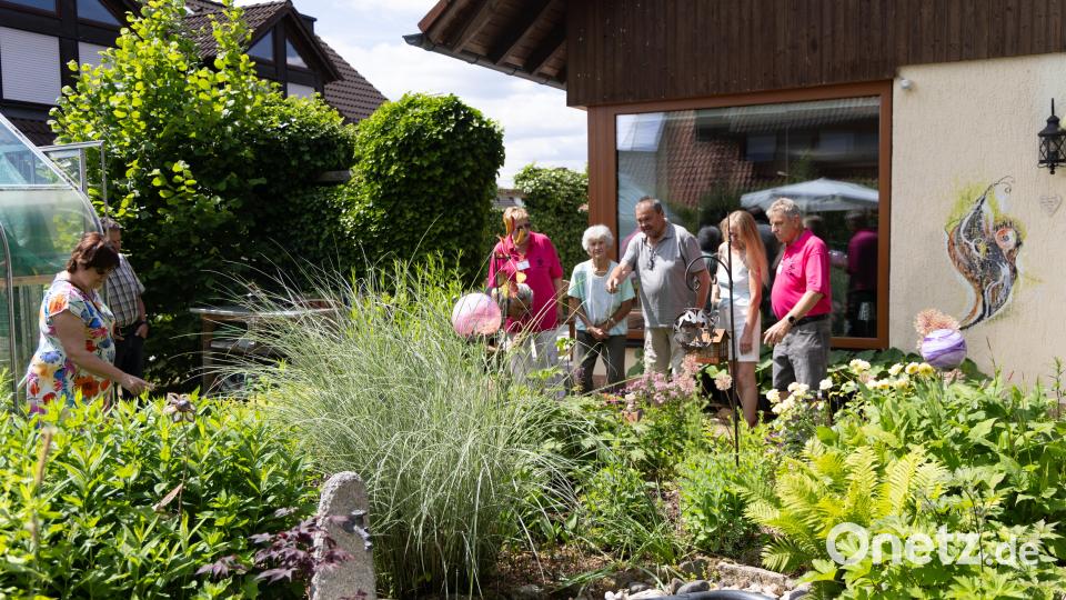 Brigitte und Gerd Neumann zeigten ihren großen naturnahen Wohn- und Nutzgarten in der Schweißlohstraße. Bild: Roland Wellenhoefer