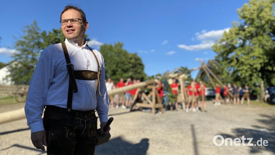 Bereit mit dem Schlegel zum Anzapfen in der Hand, die Mannschaft im Hintergrund schon startbereit, verband Museumsleiter Tobias Hammerl seine Begrüßungsworte an die Zuschauer mit herzlichem Dank an alle, die in mit der Kirwa-Organisation und ihrem Ablauf zu tun hatten. Bild: aub