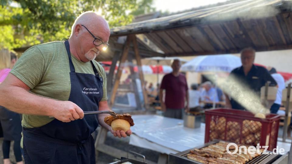 Während es an den Abenden Gegrilltes und Brote mit Aufstrich gab, lockte die Metzgerei Farchmin am Sonntagmittag viele Besucher mit leckerem Schweinebraten an. Bild: aub