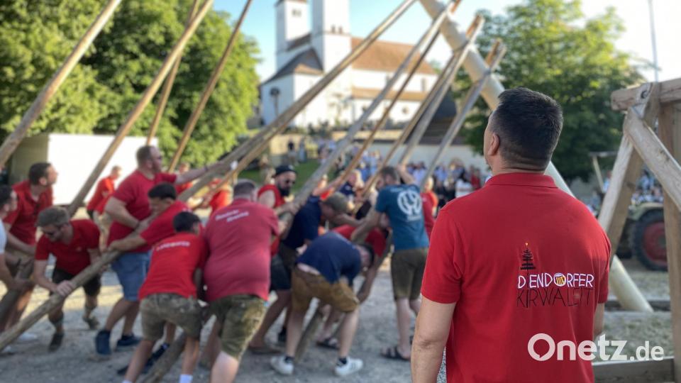 Damit der Baum auch richtig in Position gebracht wird, muss das Zusammenspiel aller Kräfte gelingen - und einer, heuer Christian Beer, muss sagen, wo es lang geht. Bild: aub