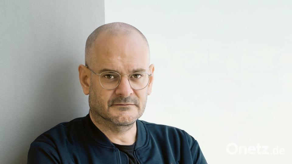 Als zweiter Autor des Abends stellt der Schweizer Jonas Lüscher sein Buch „Verzauberte Vorbestimmung“ vor. Bild: Hassiepen/exb