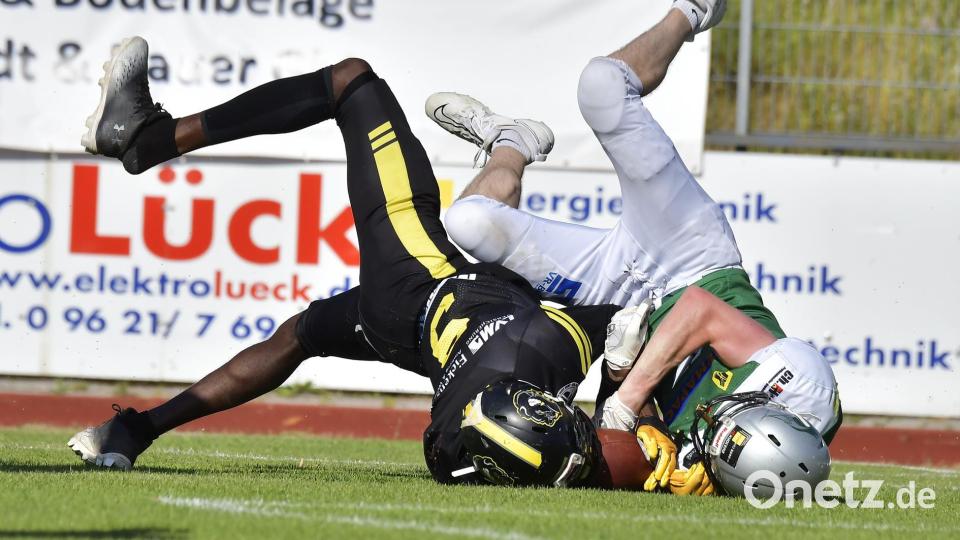 Mit allerletztem Einsatz sicherten sich Amberg Mad Bulldogs (schwarze Trikots) den ersehnten Heimsieg gegen Landsberg X-Press. Bild: Hubert Ziegler