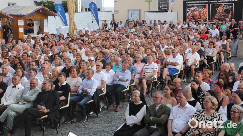 Der Basilikaplatz war beim Konzert des Symphonieorchesters Karlovy Vary restlos ausgebucht. Bild: kro