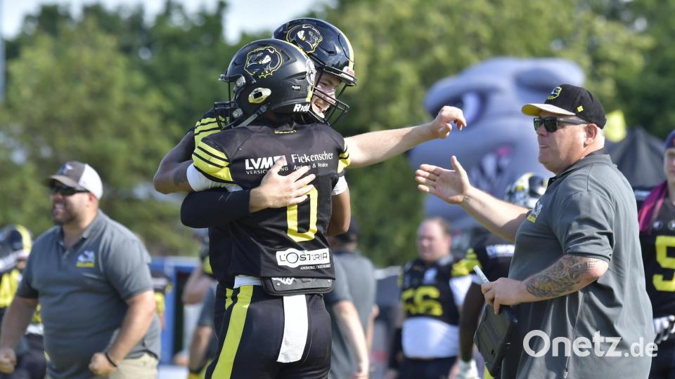 Szenen vom Heimsieg der Amberg Mad Bulldogs (schwarze Trikots) gegen Landsberg X-Press. Bild: Hubert Ziegler