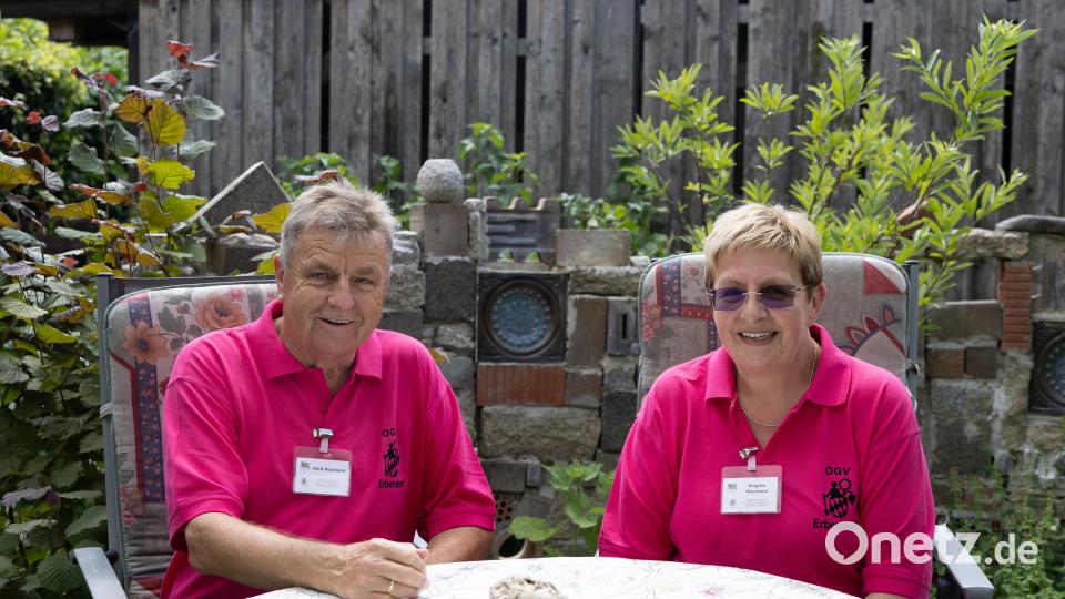 Brigitte und Gerd Neumann zeigten ihren großen naturnahen Wohn- und Nutzgarten in der Schweißlohstraße. Bild: Roland Wellenhoefer